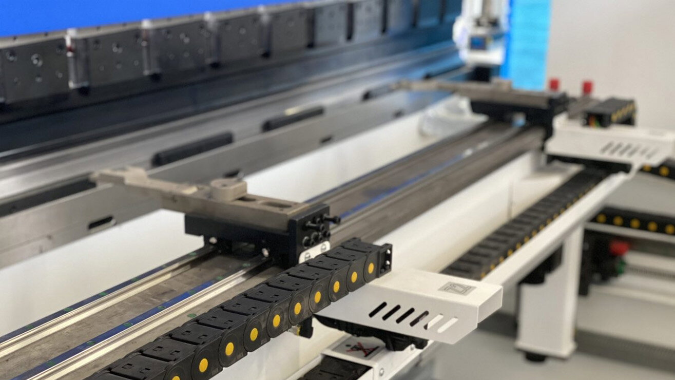 Flexibility: Backgauge with up to 4 axes